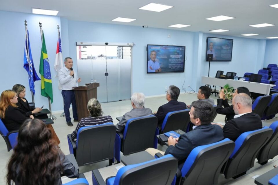 Representando o TCE-AM, o diretor-geral da Escola de Contas Públicas (ECP)